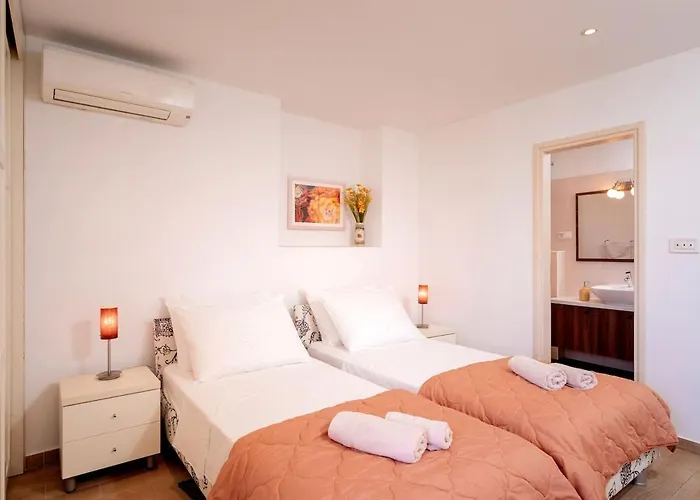 Everything Just A Few Steps Away 아파트