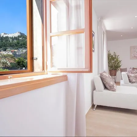 아파트 Everything Just A Few Steps Away *