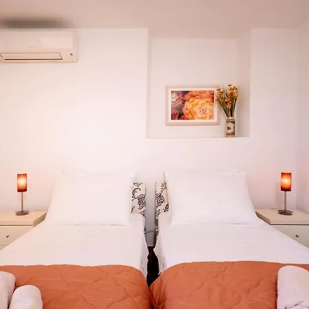 Everything Just A Few Steps Away 아파트